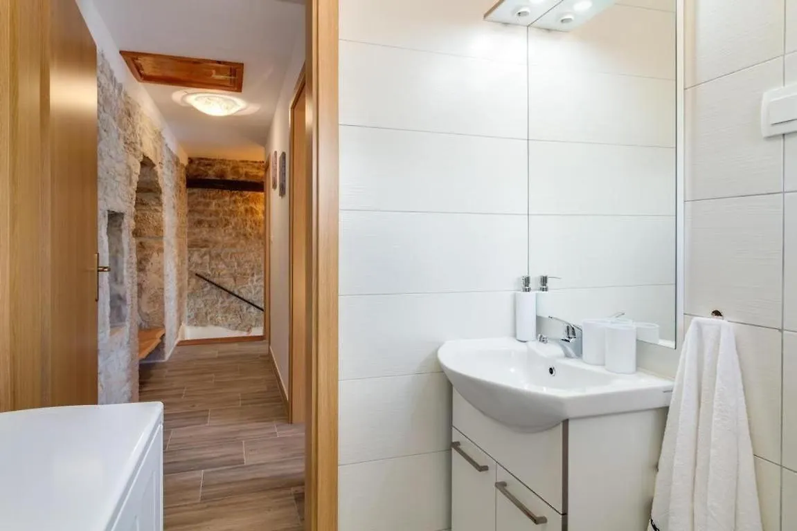 別荘 Villa Zoro Mit Schoenen Garten Und Privatem Pool パジン