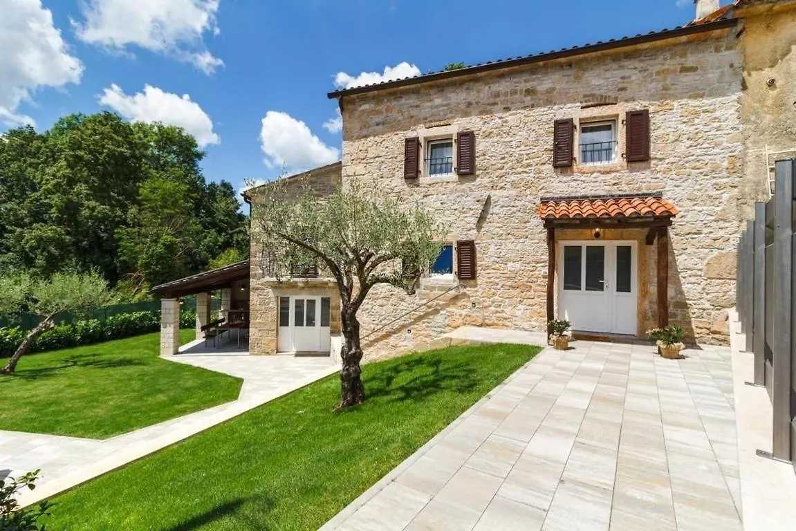 Villa Zoro Mit Schoenen Garten Und Privatem Pool パジン