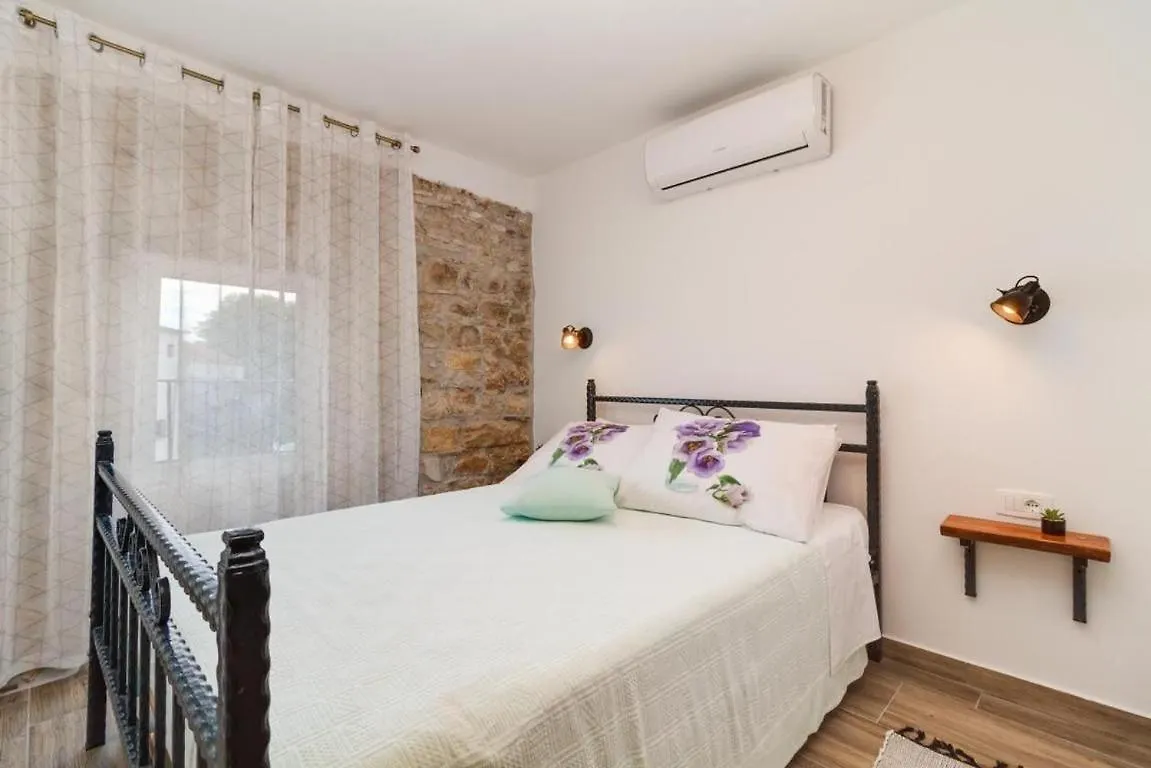 Villa Zoro Mit Schoenen Garten Und Privatem Pool Pazin Holiday home