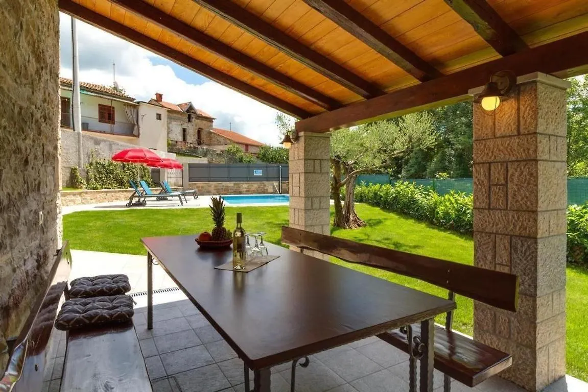 別荘 Villa Zoro Mit Schoenen Garten Und Privatem Pool パジン