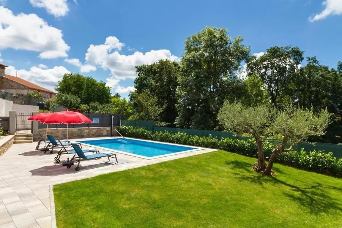 Villa Zoro Mit Schoenen Garten Und Privatem Pool パジン